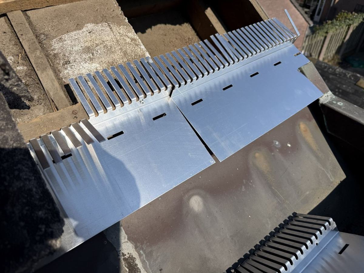 Aluminium dakvoetprofielen tijdens de montage