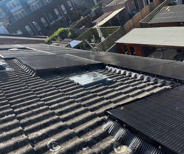 Aluminium vogelweringprofielen geïnstalleerd op de randen van zonnepanelen op een dak om te voorkomen dat duiven eronder nestelen.