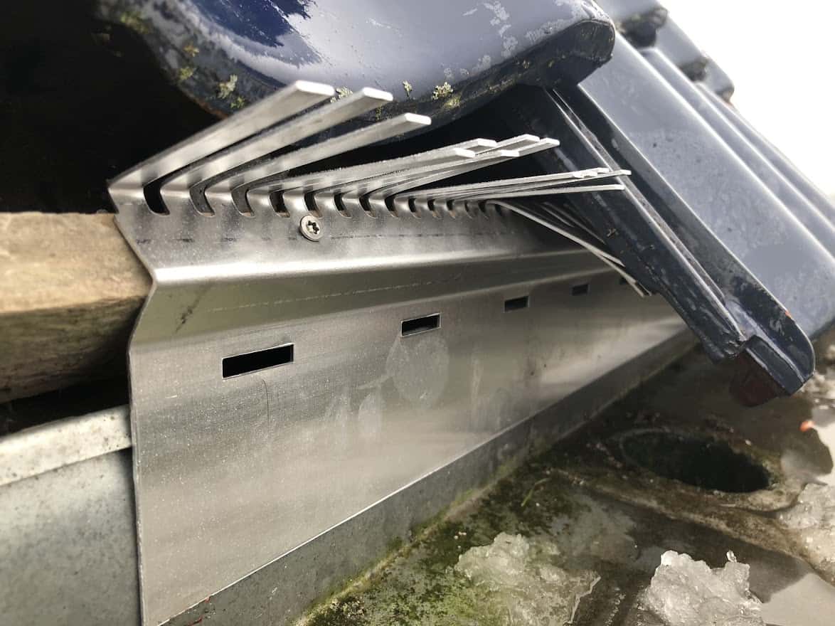 Dakvoetprofiel met vogelwering pinnen gemonteerd onder dakpannen om te voorkomen dat vogels onder het dak nestelen.