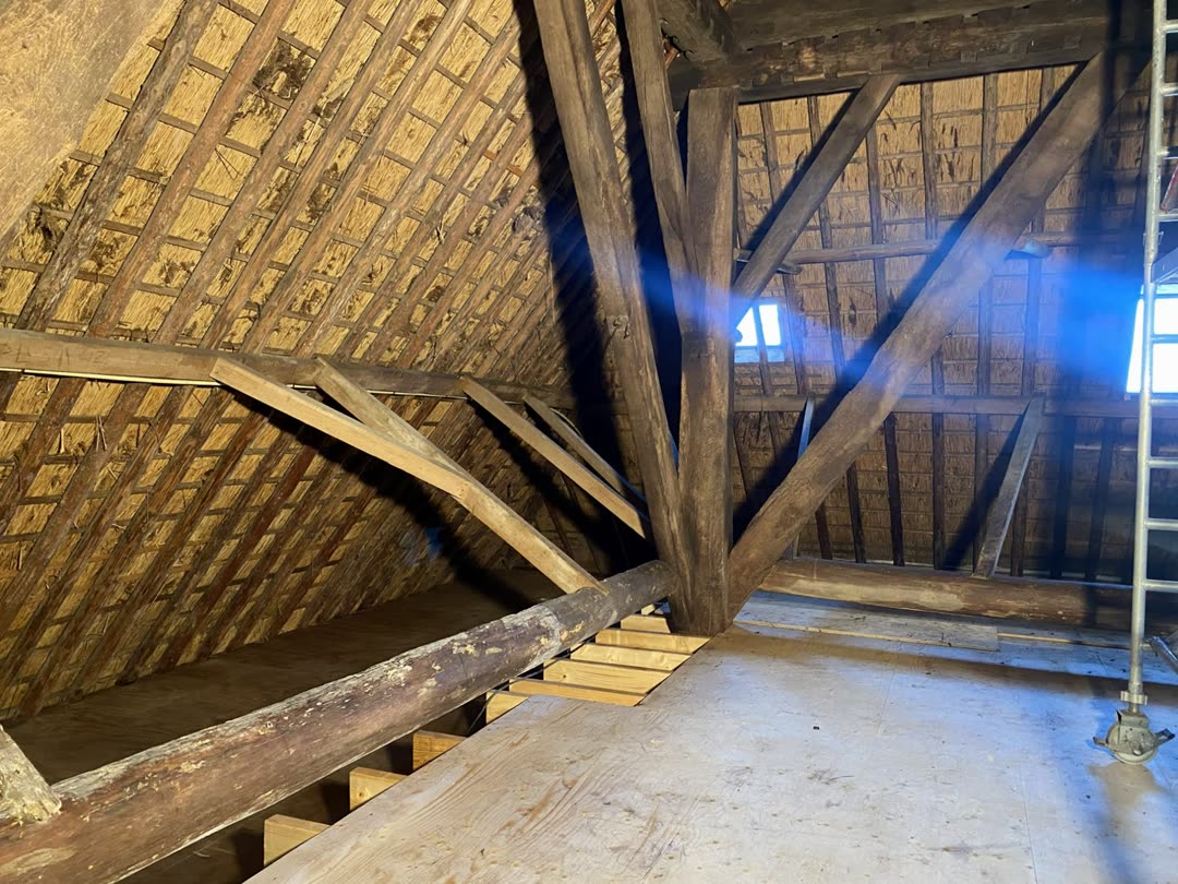 Houten kap met daksporen, belicht met een zaklamp