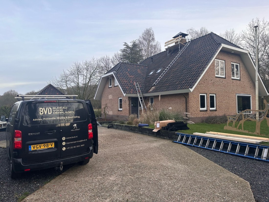 De bus van Bureau voor Dierplagen bij een klus aan het dak