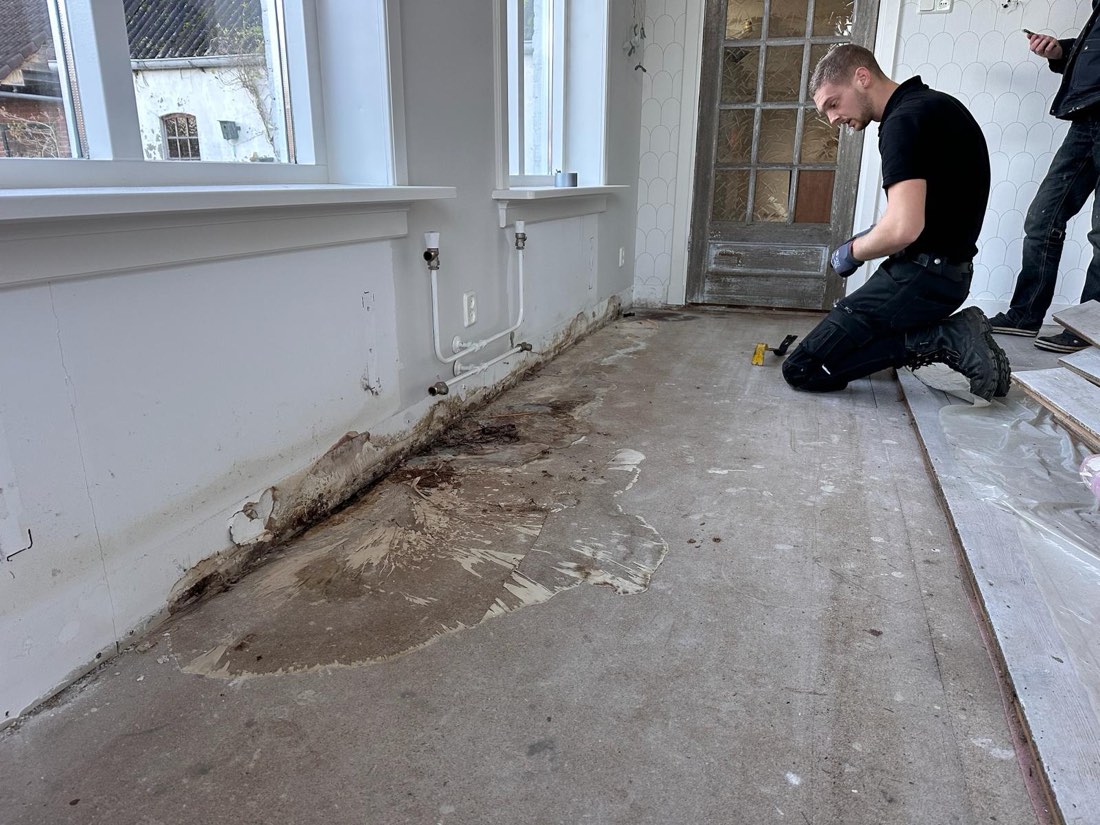 Medewerker bij een blootgelegde vloerrand