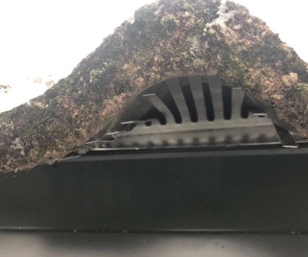 Anti-vogelprofielen van aluminium geïnstalleerd onder dakpannen om te voorkomen dat vogels onder het dak nestelen.